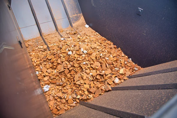 Nşaat Atıkları Molozlar Taşlarla Dolu Bir Çöp Konteynırı — Stok fotoğraf