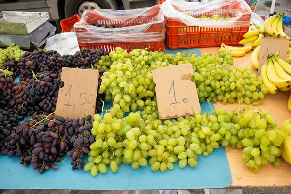 農家の市場で黒と白のブドウ ニキティ シトニア ギリシャ 選択的焦点 — ストック写真