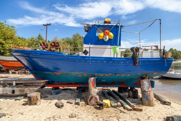 Tribünlerdeki Balıkçı Tekneleri Onarılmayı Tamir Edilmeyi Bekliyor Tekneler Için Neos — Stok fotoğraf