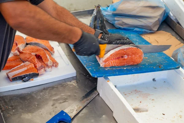 Fishmonger Cutting Fish Cutlets Farmer Market Nikiti Sithonia Greece Selective — Stock Photo, Image