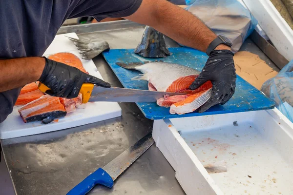 Fishmonger Big Knife Cutting Fish Cutlets Farmer Market Nikiti Sithonia — Stock Photo, Image