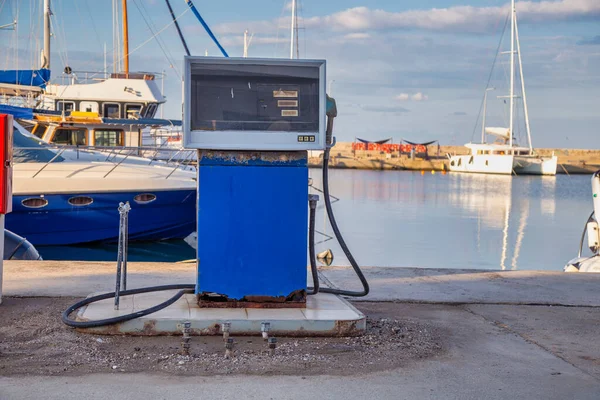 Limandaki Tekne Gemiler Için Eski Benzin Istasyonu Nikiti Sithonia Yunanistan — Stok fotoğraf