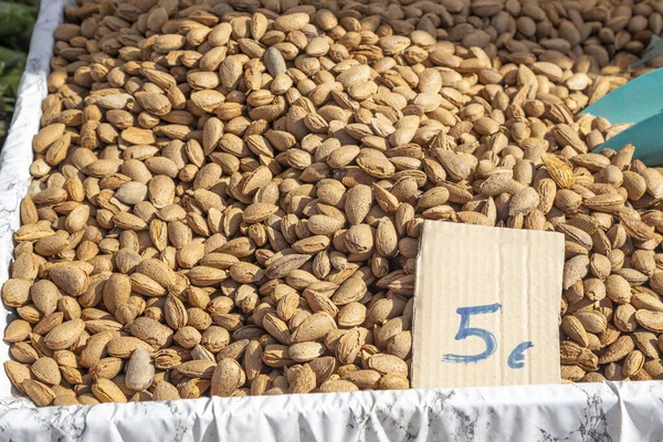 Tumpukan Kacang Almond Mentah Pasar Petani Nikiti Sithonia Yunani Fokus — Stok Foto