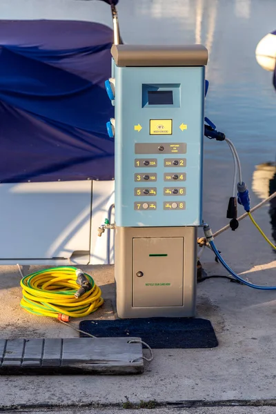 用于加油和补给水的智能船用站 希腊锡托尼亚尼基蒂港的船舰智能加油站 — 图库照片