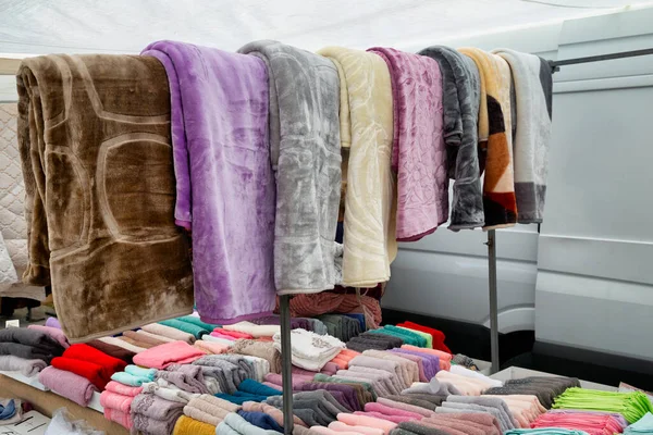 ファーマーズマーケット ニキティ シトニア ギリシャでカラフルなタオルや毛布の品揃えを積みました 選択的焦点 — ストック写真