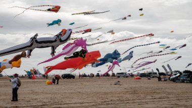 St Annes, Lancashire / Birleşik Krallık - 14 Eylül 2024: St Annes Kite Festivali. Canlı renkli uçurtmalar sahile gidenler deniz kenarında keyifli bir günün tadını çıkarırken gökyüzünü dolduruyor..