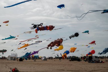 St Annes, Lancashire / Birleşik Krallık - 14 Eylül 2024: St Annes Kite Festivali. Canlı renkli uçurtmalar sahile gidenler deniz kenarında keyifli bir günün tadını çıkarırken gökyüzünü dolduruyor..