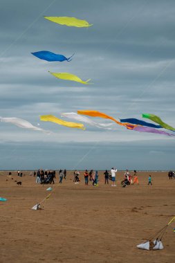 St Annes, Lancashire / Birleşik Krallık - 14 Eylül 2024: St Annes Kite Festivali. Canlı renkli uçurtmalar sahile gidenler deniz kenarında keyifli bir günün tadını çıkarırken gökyüzünü dolduruyor..