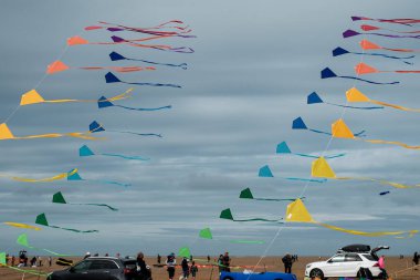 St Annes, Lancashire / Birleşik Krallık - 14 Eylül 2024: St Annes Kite Festivali. Canlı renkli uçurtmalar sahile gidenler deniz kenarında keyifli bir günün tadını çıkarırken gökyüzünü dolduruyor..