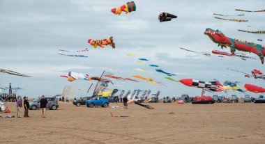 St Annes, Lancashire / Birleşik Krallık - 14 Eylül 2024: St Annes Kite Festivali. Aileler sahilde eğlenirken renkli uçurtmalar gökyüzünü dolduruyor. Yıllık uçurtma festivalini kutluyorlar.