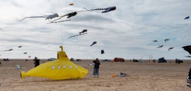 St Annes, Lancashire / Birleşik Krallık - 14 Eylül 2024: St Annes Kite Festivali. Canlı renkli uçurtmalar sahile gidenler deniz kenarında keyifli bir günün tadını çıkarırken gökyüzünü dolduruyor..