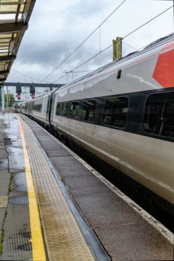 Platforma ulaşan şık yolcu treni, yoğun bir seyahat merkezini yansıtıyor..