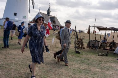 Lytham, Lancashire, Birleşik Krallık - 16 Ağustos 2025: 1940 'lardaki Lytham Wartime Weekend katılımcıları tarihi gösterilerin önünden geçtiler. Etkinlik ikonik Lytham Yel Değirmeni yakınlarında gerçekleşiyor..