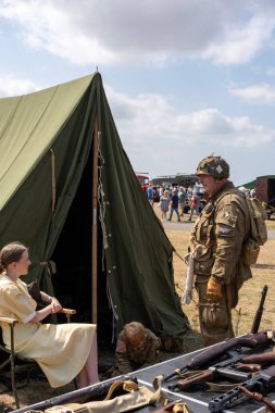 Lytham, Lancashire, Birleşik Krallık - 16 Ağustos 2025: Lytham Savaş Zamanı Hafta Sonu Canlandırmacıları, tarihsel ateşli silahların yer aldığı bir askeri kampta etkileşim halindeler.