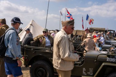 Lytham, Lancashire, Birleşik Krallık - 16 Ağustos 2025: Lytham Savaş Zamanı Hafta Sonu Dönem üniformalı ziyaretçiler ve canlandırmacılar geleneksel askeri araçları her yıl düzenlenen popüler etkinlikte sergilenmekte olan.