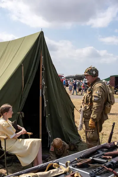 Lytham, Lancashire, Birleşik Krallık - 16 Ağustos 2025: Lytham Savaş Zamanı Hafta Sonu Canlandırmacıları, tarihsel ateşli silahların yer aldığı bir askeri kampta etkileşim halindeler.