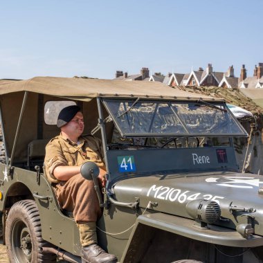 Lytham, İngiltere, 17 Ağustos 2025. 2. Dünya Savaşı 'ndaki tarihsel canlandırma oyuncuları, halka açık bir tarihte ateşli silah ve teçhizat sergilediler..