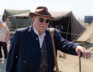 Lytham, İngiltere, 17 Ağustos 2025. 2. Dünya Savaşı 'ndaki tarihsel canlandırma oyuncuları, halka açık bir tarihte ateşli silah ve teçhizat sergilediler..