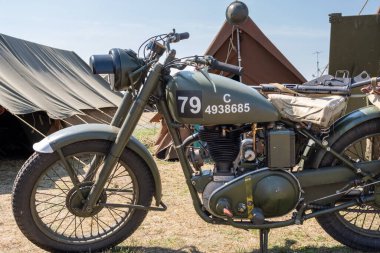 Lytham, İngiltere, 17 Ağustos 2025. 2. Dünya Savaşı 'ndaki tarihsel canlandırma oyuncuları, halka açık bir tarihte ateşli silah ve teçhizat sergilediler..