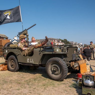 Lytham, İngiltere, 17 Ağustos 2025. 2. Dünya Savaşı 'ndaki tarihsel canlandırma oyuncuları, halka açık bir tarihte ateşli silah ve teçhizat sergilediler..