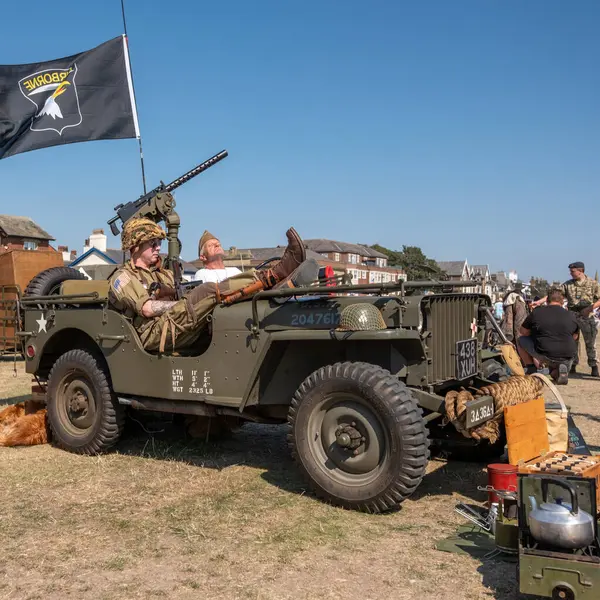 Lytham, İngiltere, 17 Ağustos 2025. 2. Dünya Savaşı 'ndaki tarihsel canlandırma oyuncuları, halka açık bir tarihte ateşli silah ve teçhizat sergilediler..