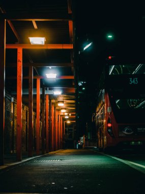 Londra 'da bir otobüs durağında, gece, yapayalnız. Yüksek kalite çekim. Sinematik fotoğraf.