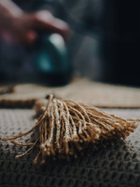 Ön planda fonda odaklanma dışı bir plaka olan bir püskül. Yüksek kalite fotoğraf