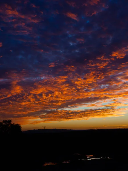 Parlak Kırmızı Pembe Mor Dramatik Günbatımı Gökyüzünün Bulanık Yumuşak Odak — Stok fotoğraf
