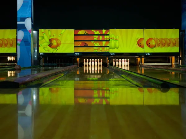 Bowlingová Dráha Kuželkami Připravenými Hře Kvalitní Fotografie — Stock fotografie