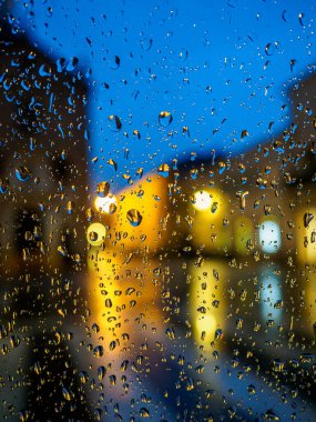 Büyüleyici Gece Yağmur Damlaları: Huzurlu bir Işık ve Su Senfonisiyle Bokeh 'in Ruhsal Güzelliğini Yakalıyorum. Yüksek kalite fotoğraf
