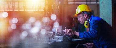 Profesyonel endüstri mühendisi, teknisyen, fabrika işçisi. Sert şapka takıyor, güvenlik gözlüğü takıyor. Kontrol ederken, kurarken, kontrol makinesi ağır endüstri fabrikasını kurarken. Üretim tesisinde çalışan bir çalışan..