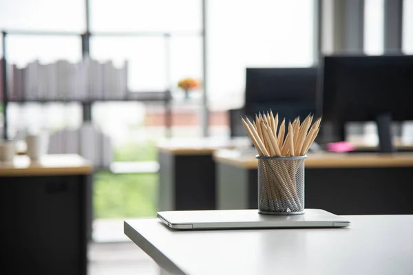 Bleistifte Grauer Bürotasse Auf Dem Weißen Schreibtisch Büro — Stockfoto