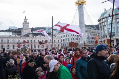 Tiflis, Gürcistan-Ocak 2023: Gürcistan 'ın çoğu Ortodoks Hıristiyan. Ortodoks Hıristiyan, Noel 'i Özgürlük Meydanı yakınlarındaki yolda yürüyerek kutluyor.
