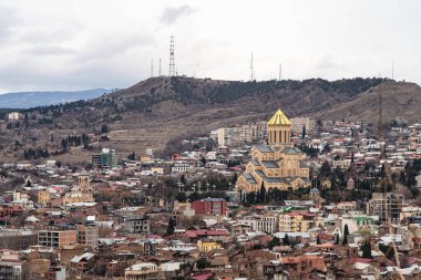 TBILISI, GEORGIA - 08 Ocak 2023: Tiflis Georgia 'nın güzel manzarası. Tiflis 'in ünlü simgesi Kutsal Üçlü' yü görmek..