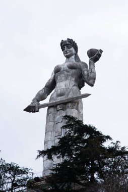 TBILISI, GEORGIA - 08 Ocak 2023: Önünde Tiflis 'in ünlü sembolü olan ağaçlı Gürcistan' ın Anası Heykeli.