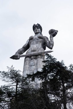 TBILISI, GEORGIA - 08 Ocak 2023: Önünde Tiflis 'in ünlü sembolü olan ağaçlı Gürcistan' ın Anası Heykeli.