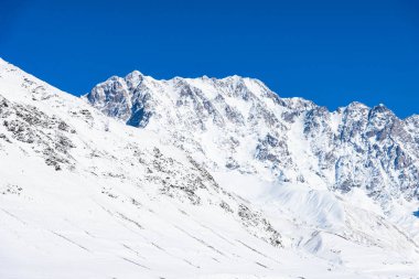 Kafkasya dağının güzel manzarası. Mestia Georgia 'da kış mevsiminde çam ormanlarıyla kaplı dağa giden yol.