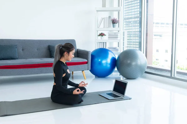 Asiatische Junge Gesunde Frau Trägt Online Fitnesstraining Mit Laptop Hause — Stockfoto
