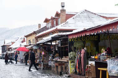 Mtskheta, Gürcistan - 13 Ocak 2023: Küçük bir kasabada kış mevsiminde cadde boyunca yürü