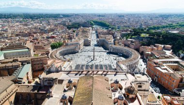 Vatikan, İtalya-18 Nisan 2024: St. Peter Meydanı 'nın geniş açılı hava manzarası, Vatikan Şehri ve Roma' nın açık bir gökyüzü altında çevresini kaplıyor.