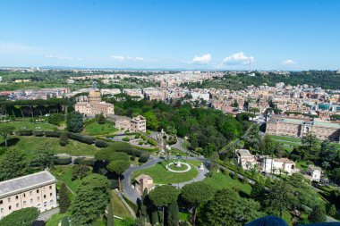 Vatikan, İtalya-18 Nisan 2024: Yeşillik, tarihi binalar ve Roma 'nın çevresini çevreleyen kentsel manzaralı Vatikan Bahçeleri.