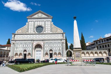 Floransa, İtalya-19 Nisan 2024: Güneşli bir günde Floransa 'da tarihi dikilitaşın yanında, karmaşık tasarımı ile Santa Maria Novella' nın etkileyici cephesi.
