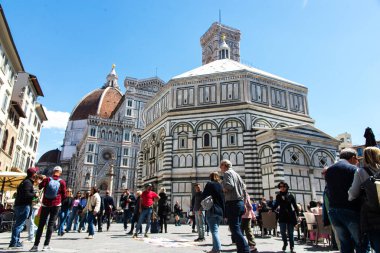 Floransa, İtalya-19 Nisan 2024: Floransa Katedrali ve Baptistery yakınlarında toplanan turist kalabalığı, güneşli bir günde canlı atmosferi ve çarpıcı mimariyi yakaladılar.
