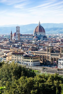 Floransa, İtalya-19 Nisan 2024: Açık bir günde arkaplanda dağlar bulunan Duomo ve Palazzo Vecchio 'nun yer aldığı Floransa' nın gökyüzü manzarası.