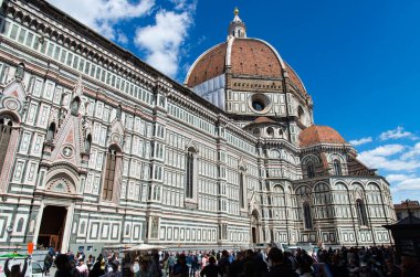 Floransa, İtalya-19 Nisan 2024: Mavi gökyüzüyle güneşli bir günde Floransa Katedrali 'ni ziyaret eden turist kalabalığı.