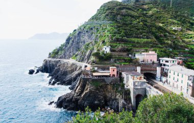 Vernazza, Cinque Terre 'deki uçurum kenarındaki tren istasyonunun manzarası dramatik kaya oluşumlarını, denizi ve tepe kenarındaki terasları gösteriyor..