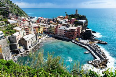 Cinque Terre 'deki Vernazza' nın çarpıcı hava manzarası renkli binalar, pitoresk bir liman ve turkuaz Akdeniz manzarası..