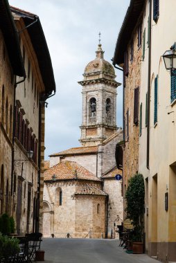 Toskana, İtalya-22 Nisan 2024: Eski bir taş çan kulesi manzaralı, tarihi bir şehir..