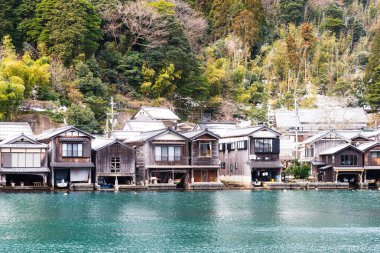 Ine, Japonya, 13 Şubat 2025: Ine köyündeki geleneksel ahşap kayıkhane manzarası.