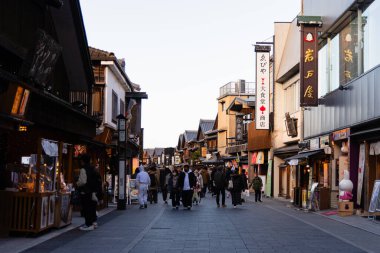 Ise, Japonya, 14 Şubat 2025: Turistler, Japonya 'da eski tarz binalar ve yerel mağazalarla dolu, oldukça geleneksel bir alışveriş caddesinde geziniyorlar..